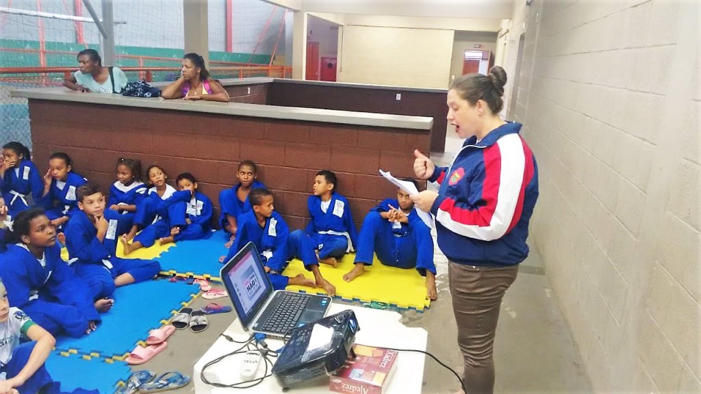 Palestrante fala sobre bullying em projeto social de judô