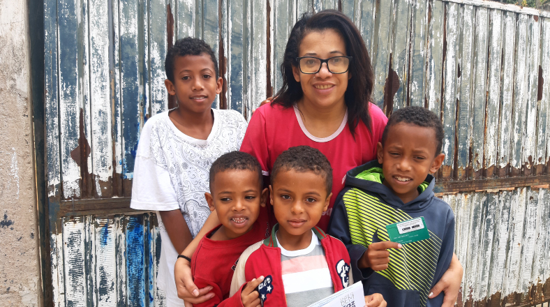 Kessia e sua família estão entre as 450 famílias de Timóteo beneficiadas pelo cartão doado pelo Ajudôu do Programa Fazer o Bem Faz Bem da JBS