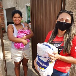 Professores voluntários da ONG Ajudôu fazem doações voluntárias para famílias pobres