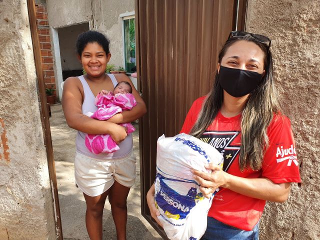 Professores voluntários da ONG Ajudôu fazem doações voluntárias para famílias pobres