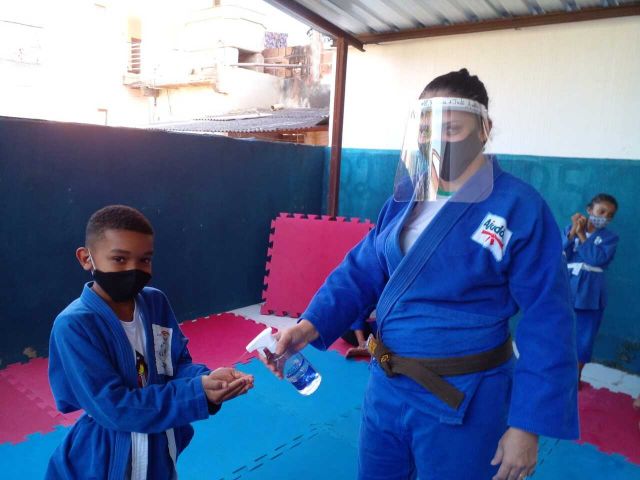 Sugestão de legenda para a foto Sensei Thayse nas aulas no Macuco