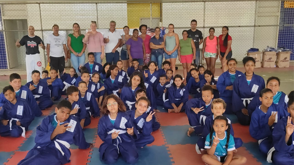 Crianças carentes pratica judô em projeto social em Minas Gerais