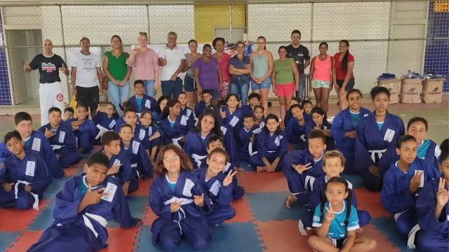 Crianças carentes pratica judô em projeto social em Minas Gerais