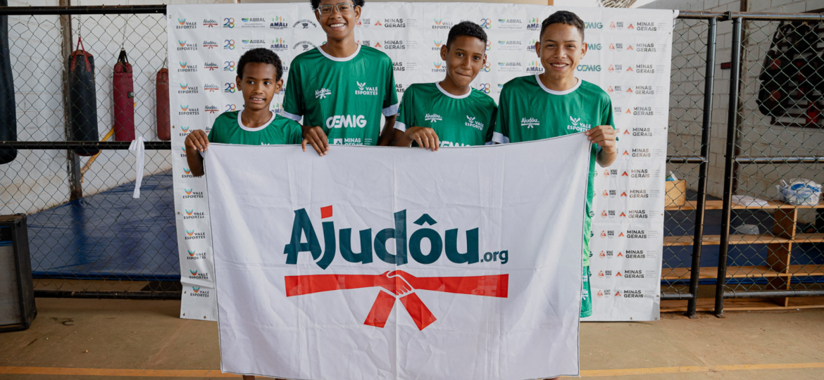 ONG Ajudôu oferece aulas gratuitas de judô e futsal em Minas Gerais.