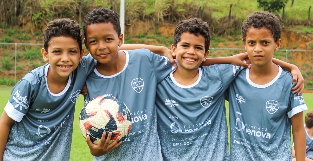 Crianças praticam futsal em projeto social em São José do Goiabal, Minas Gerais. 