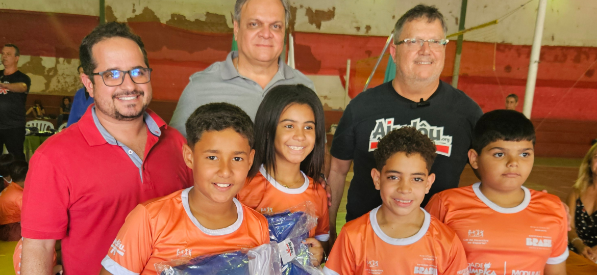 Representantes do 1°, 2 e 3° setor na abertura do projeto social desportivo Cidade Olímpica