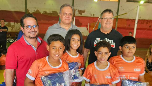 Representantes do 1°, 2 e 3° setor na abertura do projeto social desportivo Cidade Olímpica