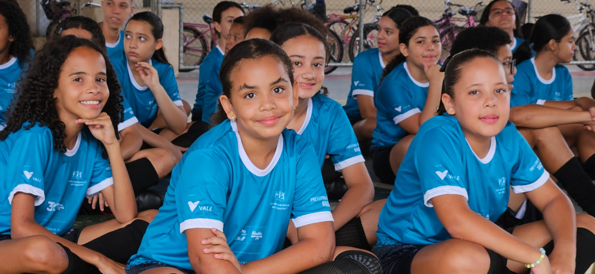 Crianças em projeto apoiado pela Lei Federal de Incentivo ao Esporte, em Naque (MG), realizado pelo Ajudôu com patrocínio da Vale.