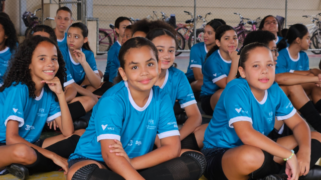 Crianças em projeto apoiado pela Lei Federal de Incentivo ao Esporte, em Naque (MG), realizado pelo Ajudôu com patrocínio da Vale.